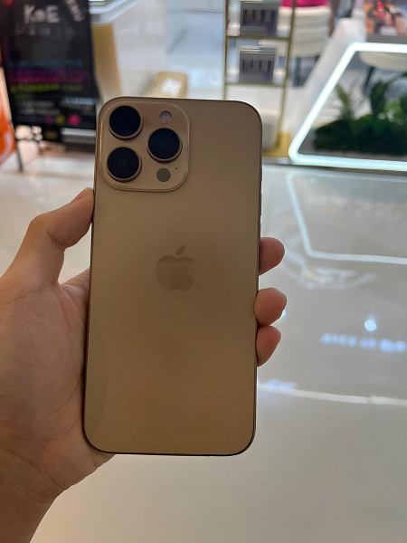 Цвета iPhone 16 Pro показали на фотографиях. Макеты получили разные оттенки нового цвета Desert Titanium